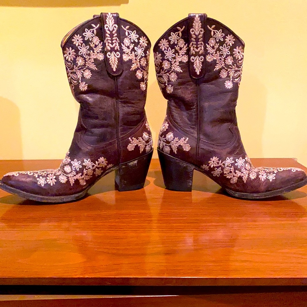 Old Gringo cowboy boots! Embroidered